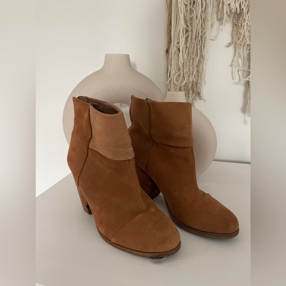 VINCE CAMUTO SUEDE LEATHER ANKLE BOOTS